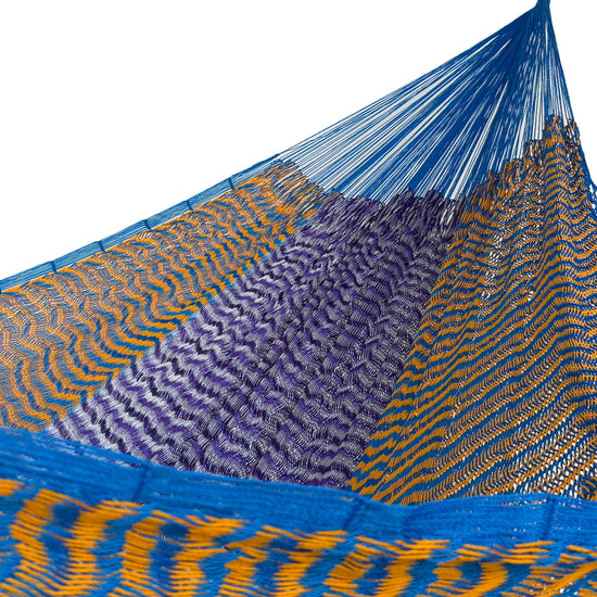 Interior de hamaca Yucateca de hilo 18 de nylon naranja, azul y morado mostrando el tejido y el brazo
