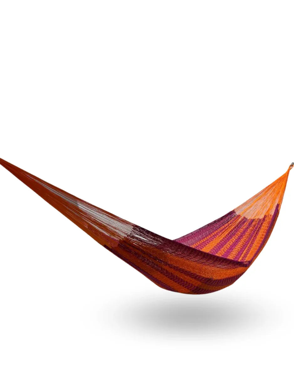 Hamaca Yucateca artesanal de hilo 18 de nylon color naranja y rosa colgada y abierta