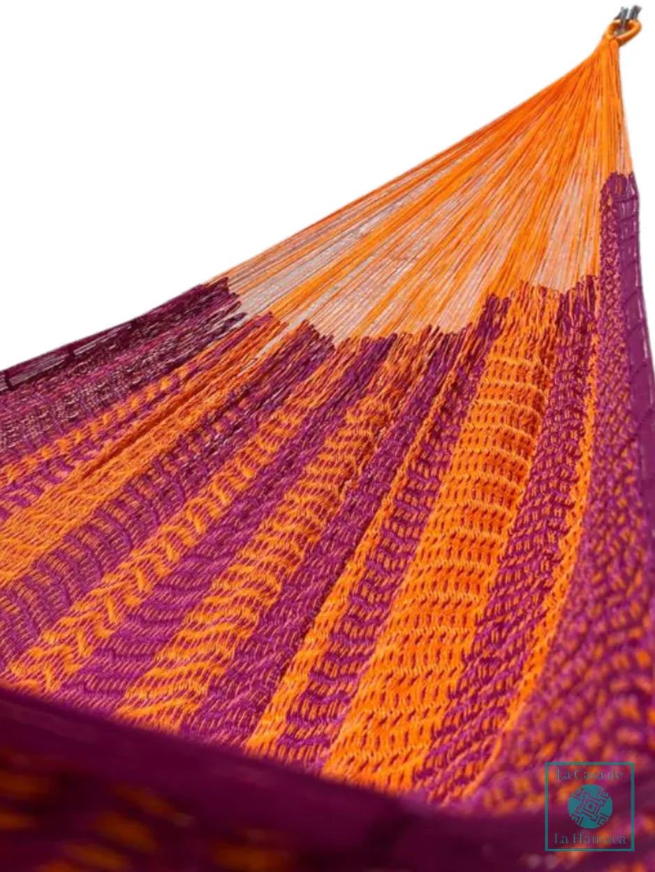 Interior de hamaca Yucateca de hilo 18 de nylon naranja y rosa mostrando el tejido y el brazo