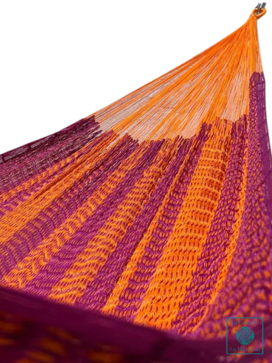 Interior de hamaca Yucateca de hilo 18 de nylon naranja y rosa mostrando el tejido y el brazo
