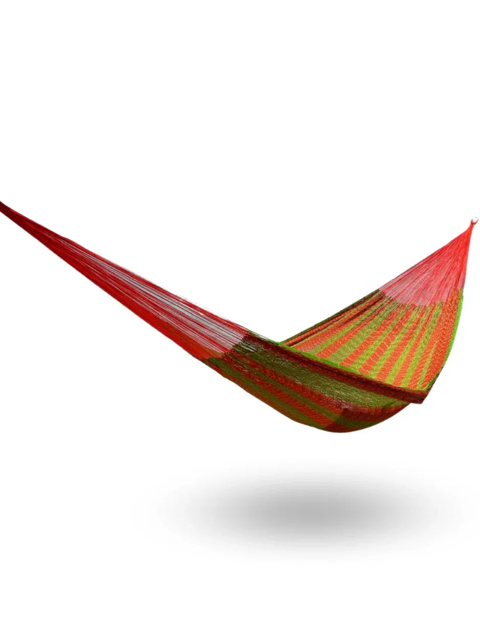 Hamaca Yucateca artesanal de hilo 18 de nylon colores naranja y verde colgada y abierta