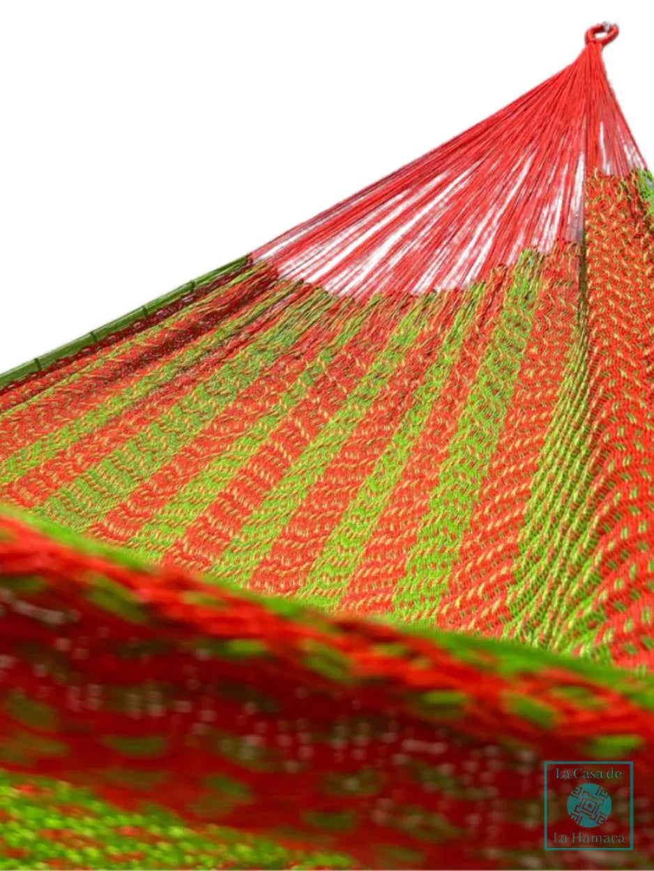 Interior de hamaca Yucateca de hilo 18 de nylon naranja y verde mostrando el tejido y el brazo