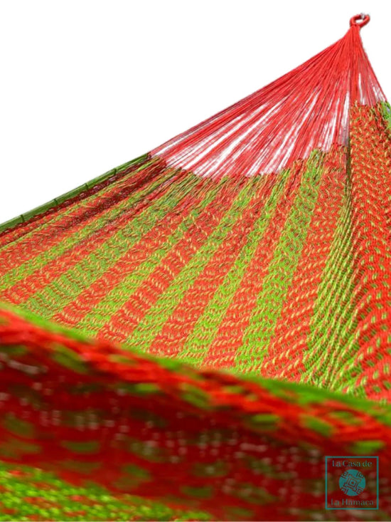 Interior de hamaca Yucateca de hilo 18 de nylon naranja y verde mostrando el tejido y el brazo