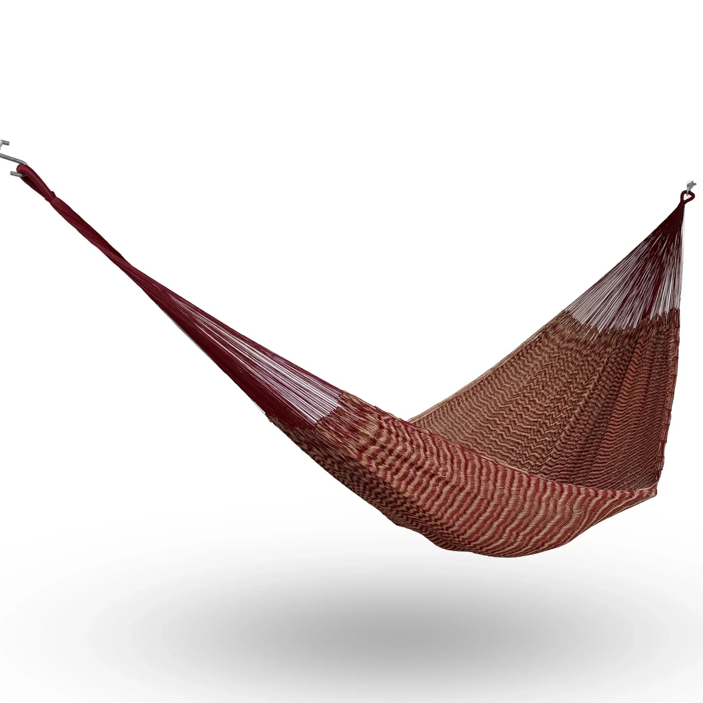 Hamaca Yucateca artesanal de hilo 18 de nylon colores rojo vino y café colgada y abierta
