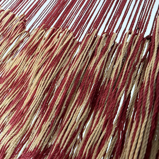 Unión entre el cuerpo y el brazo de hamaca Yucateca artesanal de hilo 18 de nylon rojo vino y café