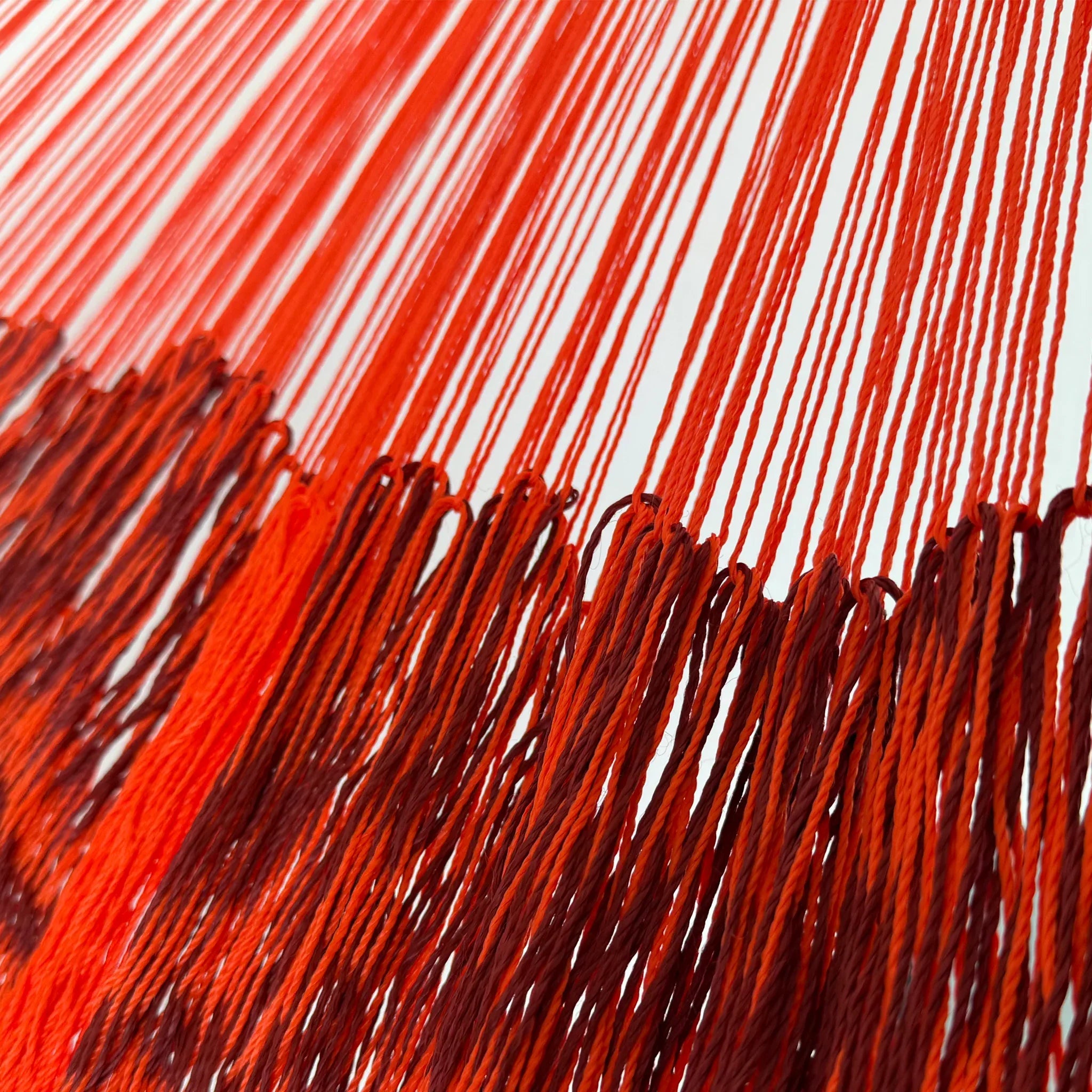 Unión entre el cuerpo y el brazo de hamaca Yucateca artesanal de hilo 18 de nylon rojo vino y naranja