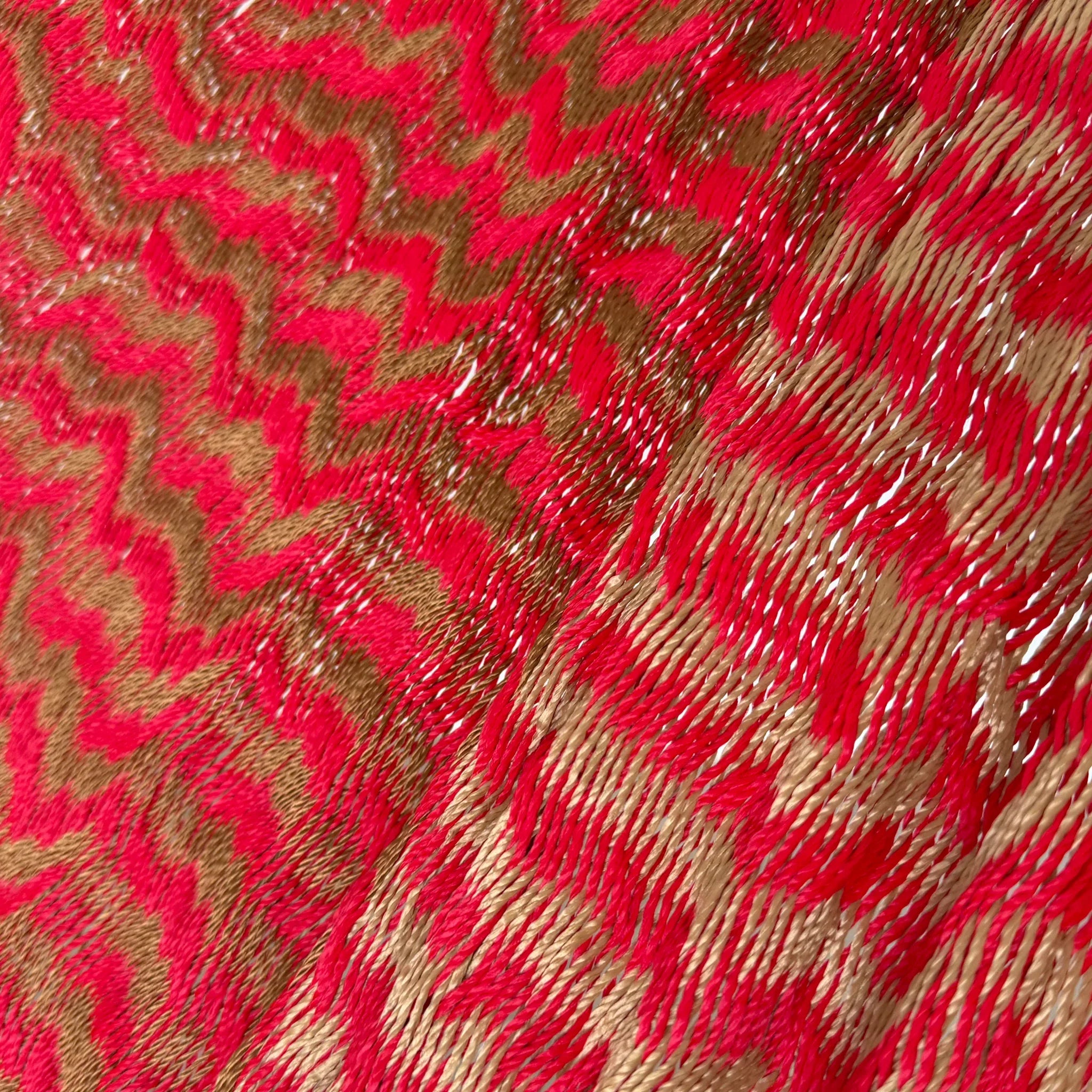 Detalle del tejido de hilo 18 de nylon de hamaca Yucateca artesanal rojo y café
