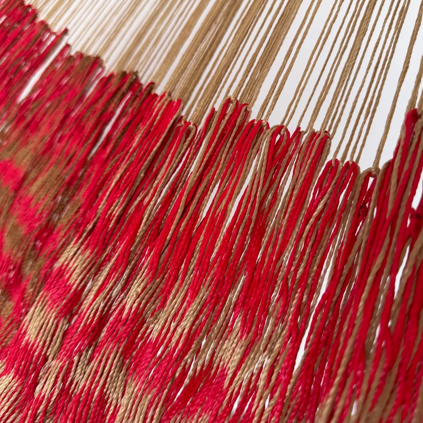 Unión entre el cuerpo y el brazo de hamaca Yucateca artesanal de hilo 18 de nylon rojo y café