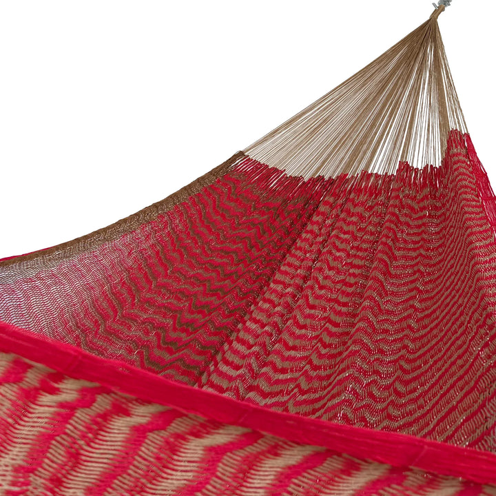 Interior de hamaca Yucateca de hilo 18 de nylon rojo y café mostrando el tejido y el brazo