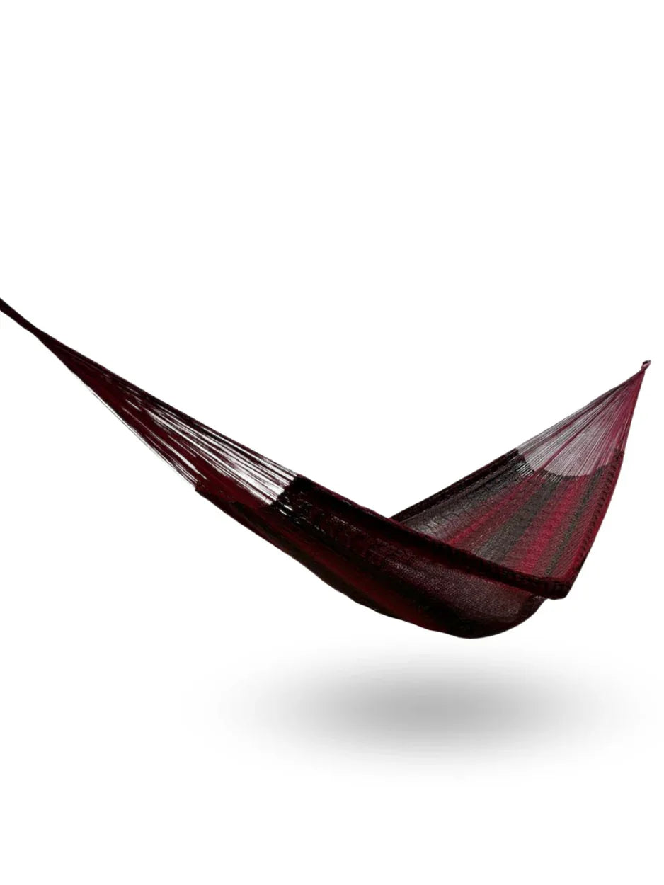 Hamaca Yucateca artesanal de hilo 18 de nylon color rojo y café oscuro colgada y abierta