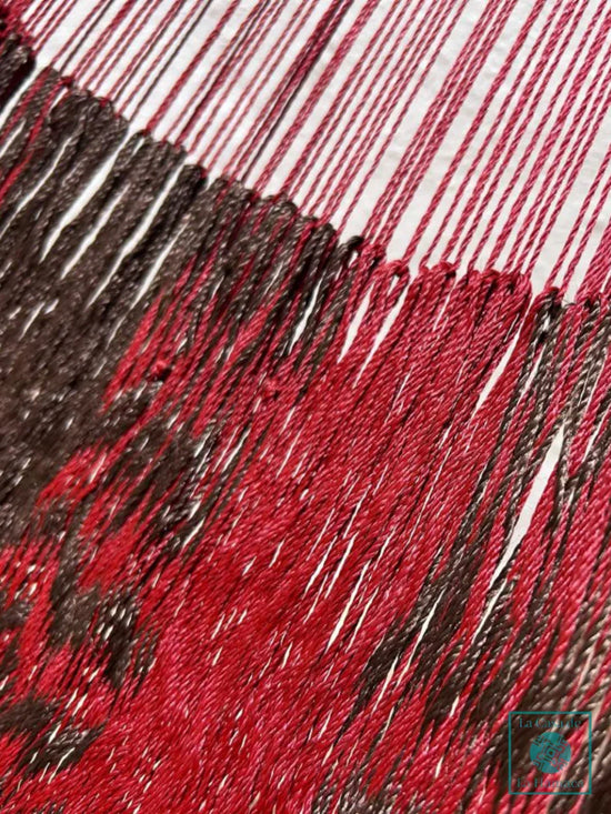 Unión entre el cuerpo y el brazo de hamaca Yucateca artesanal de hilo 18 de nylon rojo y café oscuro