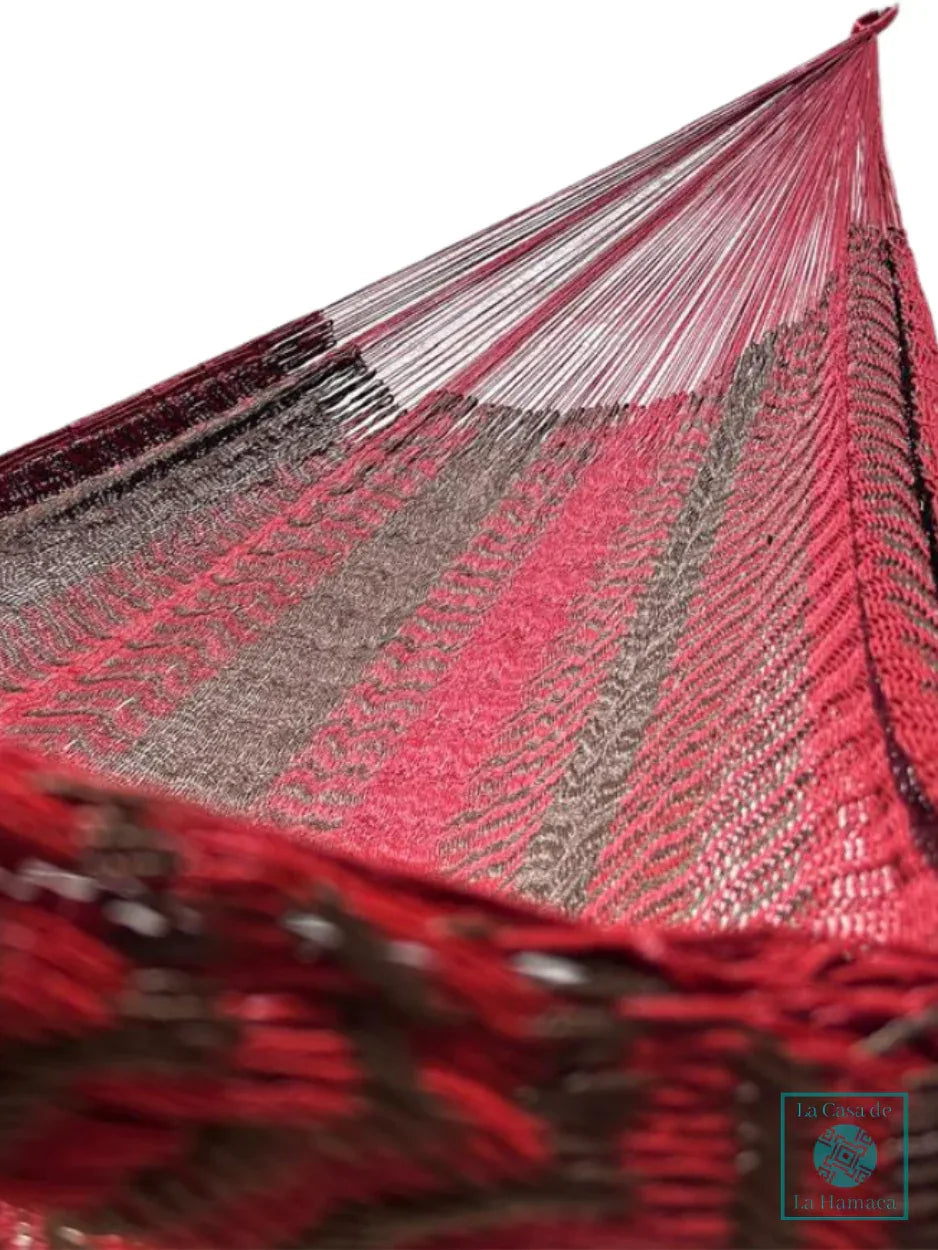 Interior de hamaca Yucateca de hilo 18 de nylon rojo y café oscuro mostrando el tejido y el brazo