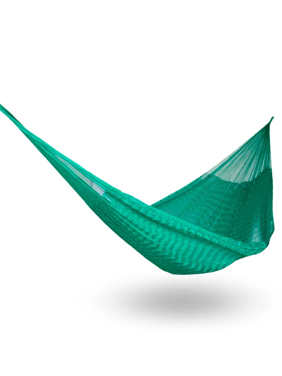 Hamaca Yucateca artesanal de hilo 18 de nylon color verde menta colgada y abierta