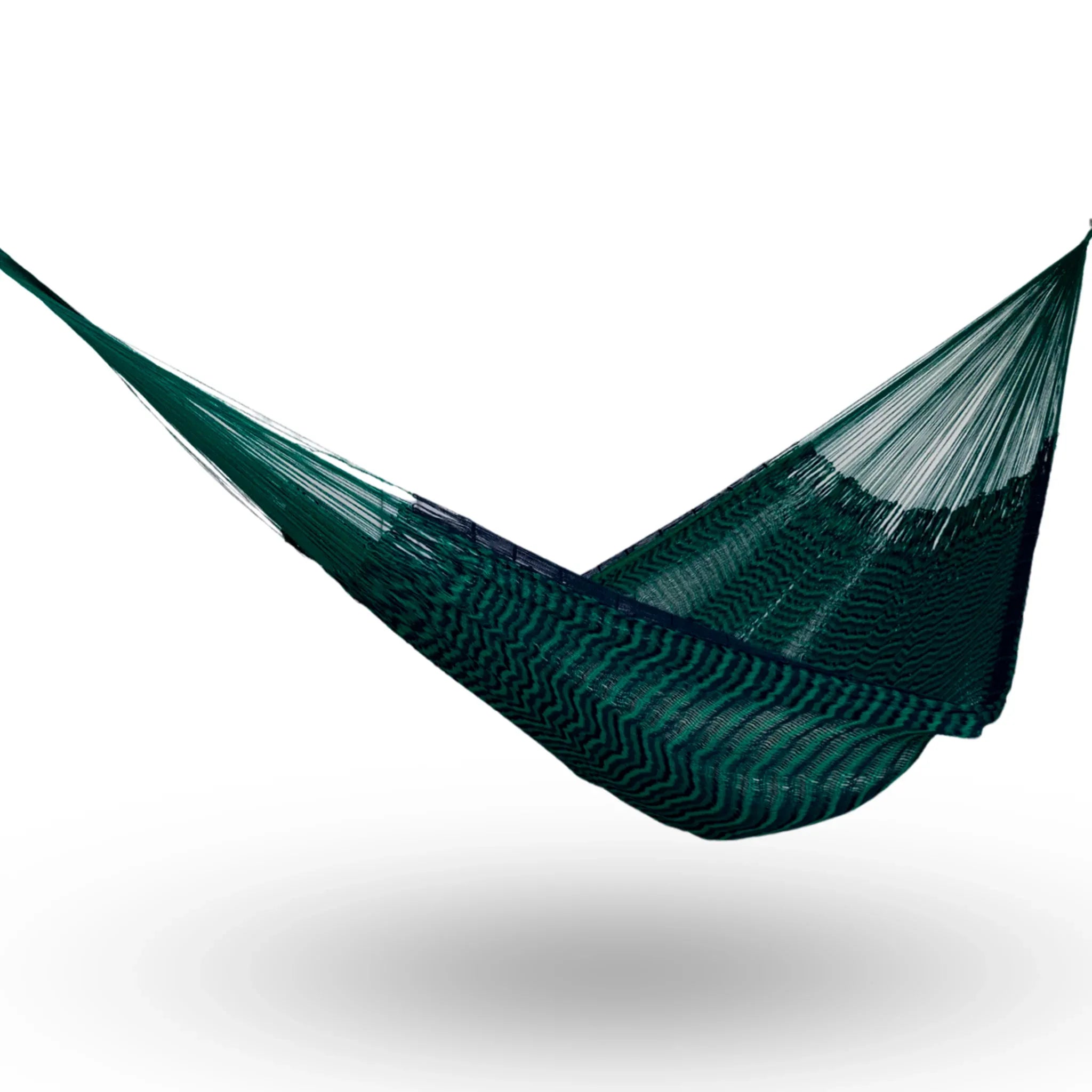 Hamaca Yucateca artesanal de hilo 18 de nylon colores verde oscuro y azul oscuro colgada y abierta