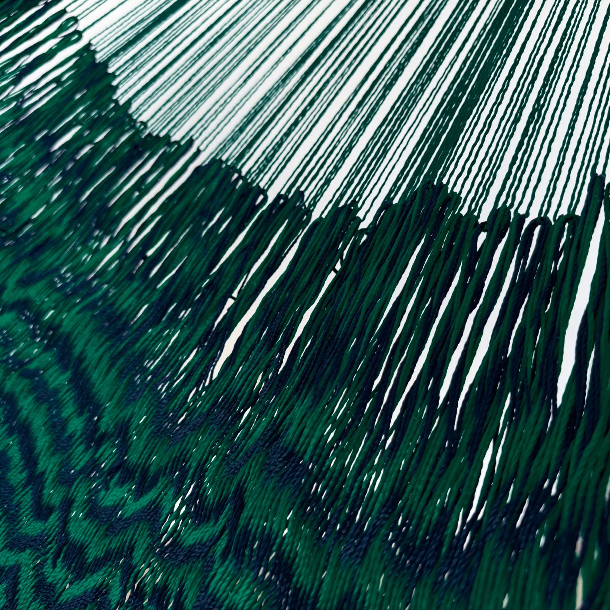 Unión entre el cuerpo y el brazo de hamaca Yucateca artesanal de hilo 18 de nylon verde oscuro y azul oscuro