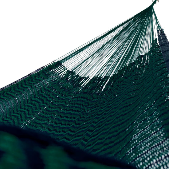 Interior de hamaca Yucateca de hilo 18 de nylon verde oscuro y azul oscuro mostrando el tejido y el brazo