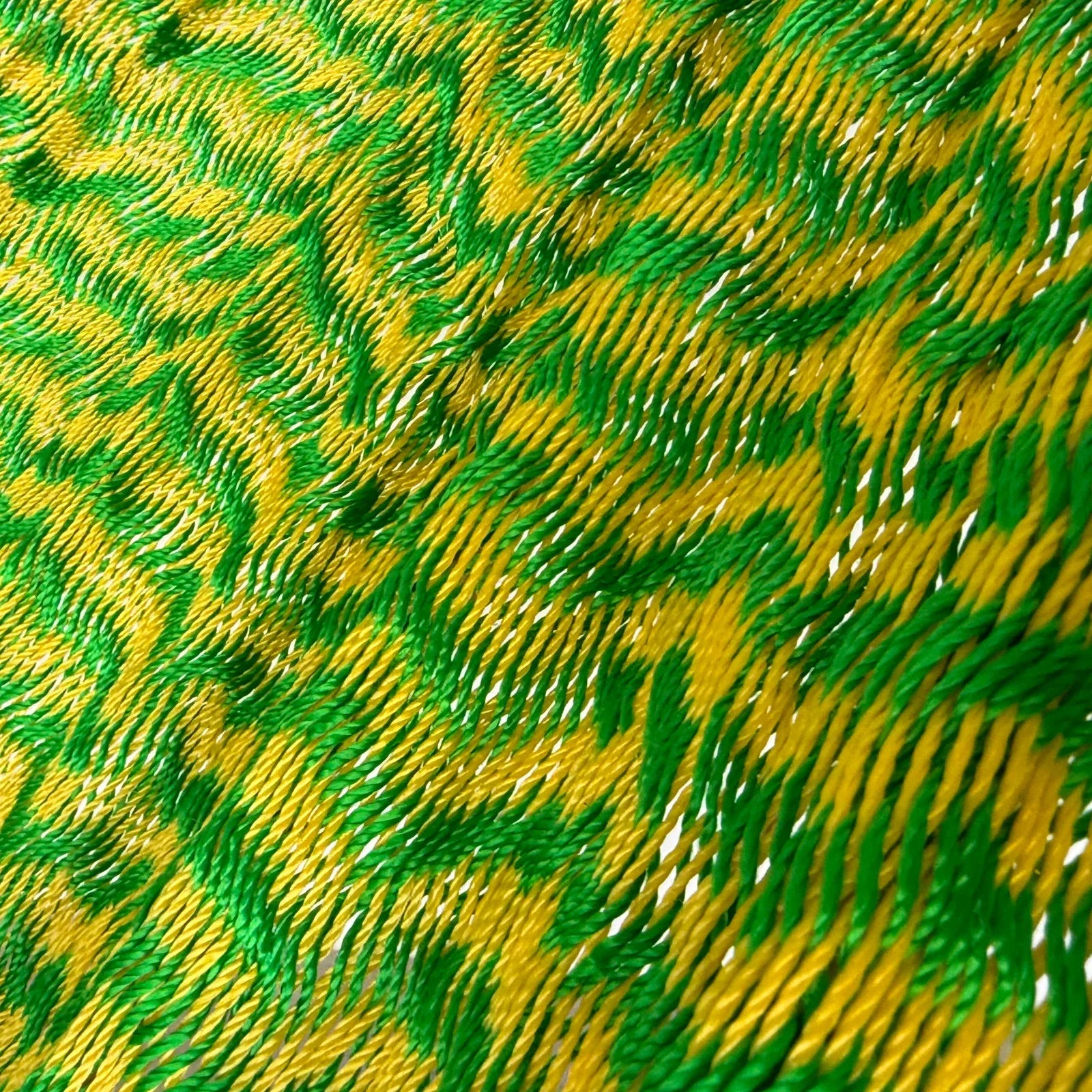 Detalle del tejido de hilo 18 de nylon de hamaca Yucateca artesanal verde y amarillo