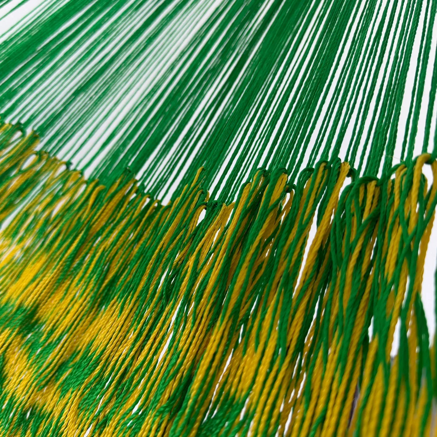Unión entre el cuerpo y el brazo de hamaca Yucateca artesanal de hilo 18 de nylon verde y amarillo