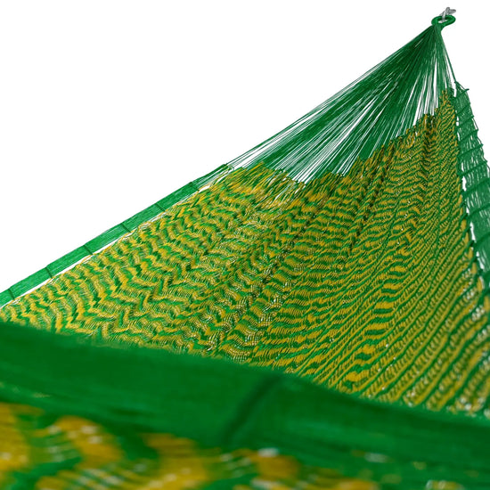 Interior de hamaca Yucateca de hilo 18 de nylon verde y amarillo mostrando el tejido y el brazo