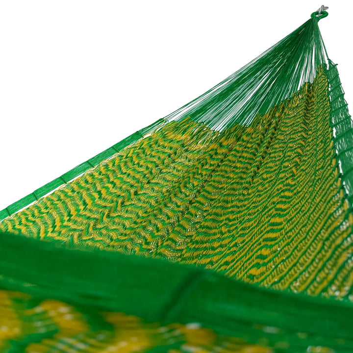 Interior de hamaca Yucateca de hilo 18 de nylon verde y amarillo mostrando el tejido y el brazo