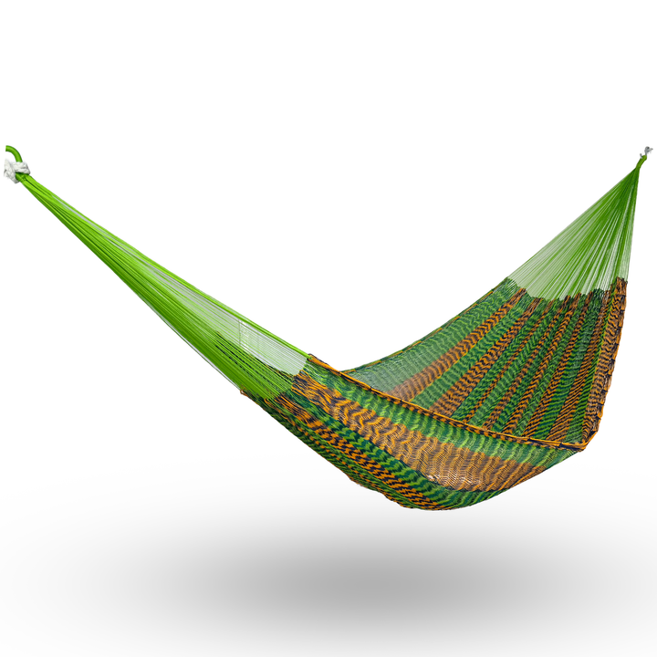 Hamaca Yucateca artesanal de hilo 18 de nylon colores verde y naranja colgada y abierta