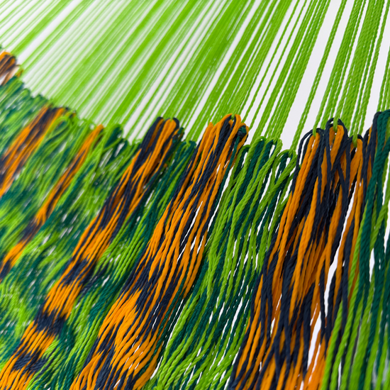 Unión entre el cuerpo y el brazo de hamaca Yucateca artesanal de hilo 18 de nylon verde y naranja