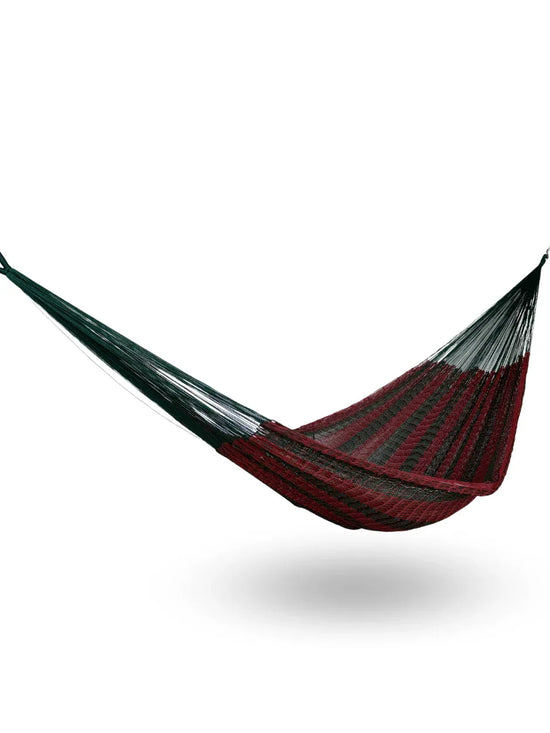 Hamaca Yucateca artesanal de hilo 18 de nylon color verde y rojo vino colgada y abierta