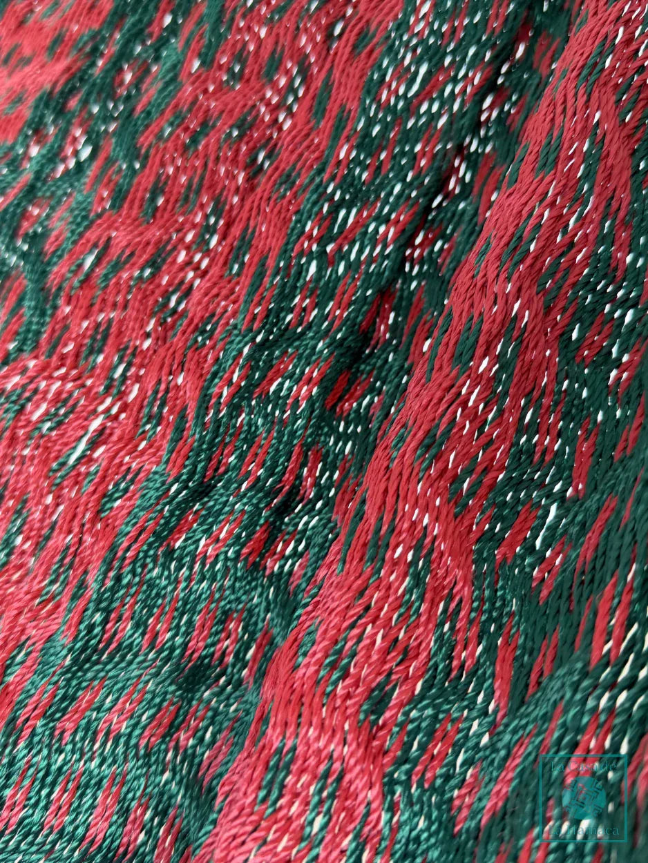Detalle del tejido de hilo 18 de nylon de hamaca Yucateca artesanal verde y rojo vino
