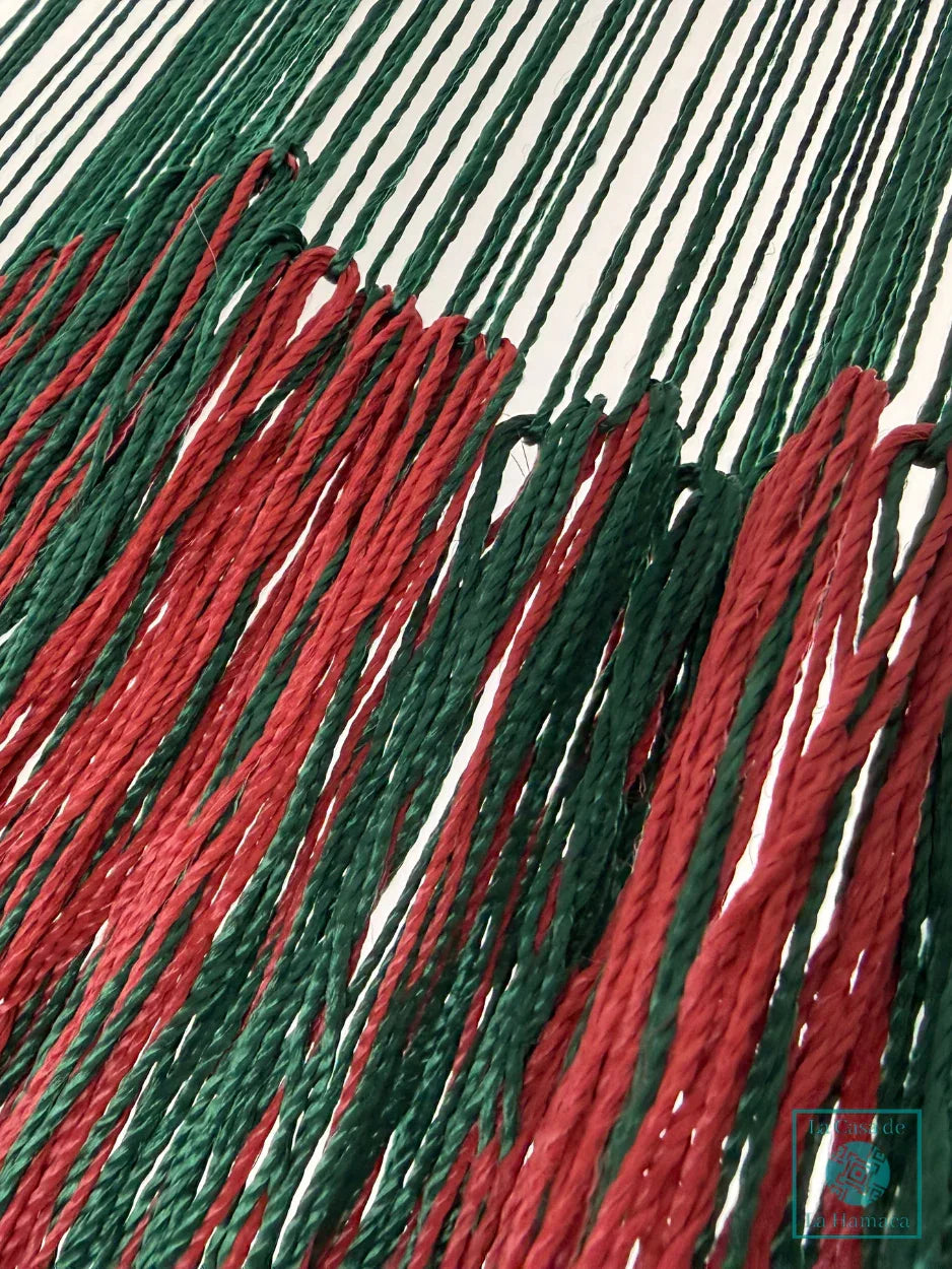 Unión entre el cuerpo y el brazo de hamaca Yucateca artesanal de hilo 18 de nylon verde y rojo vino