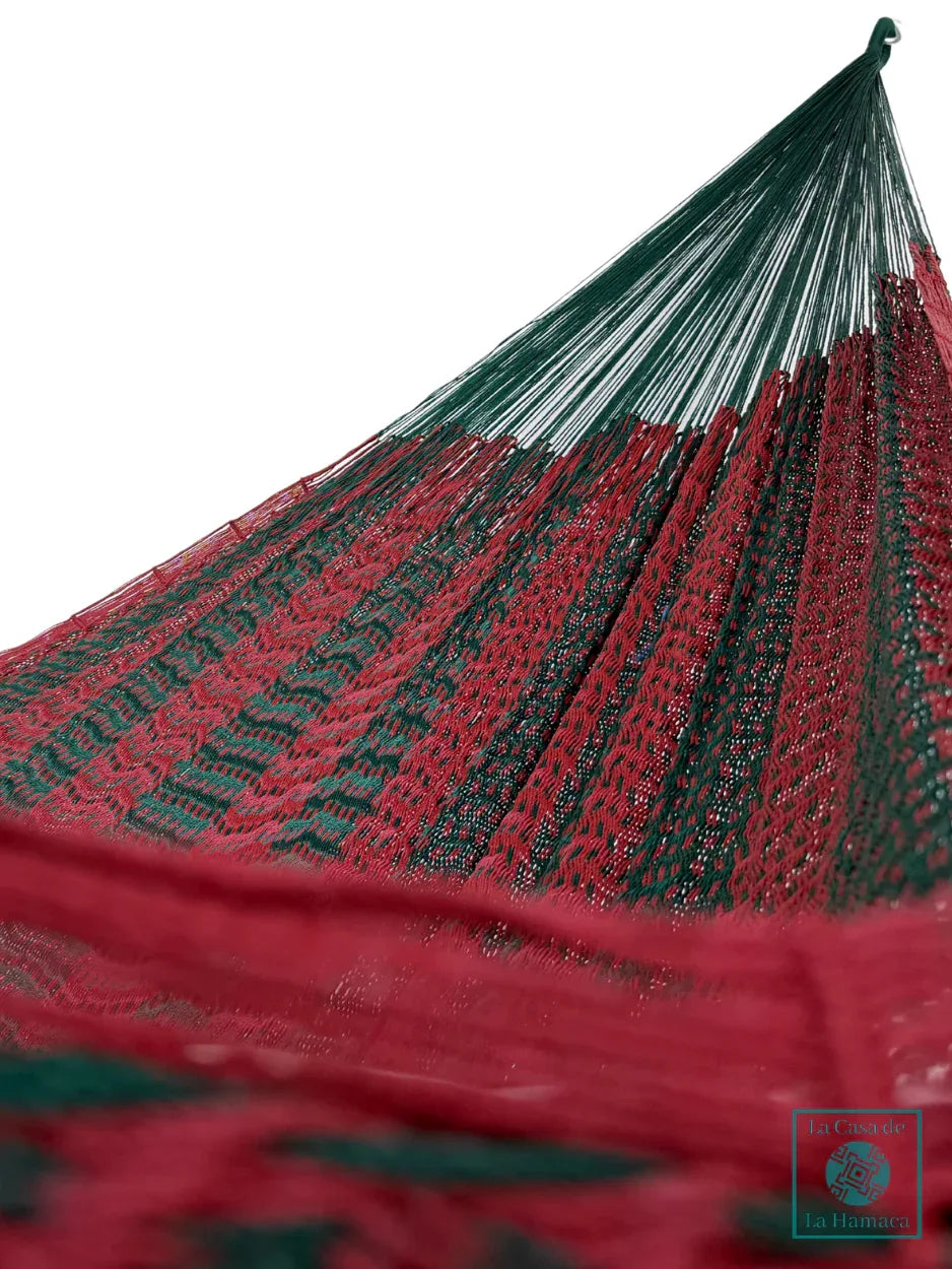 Interior de hamaca Yucateca de hilo 18 de nylon verde y rojo vino mostrando el tejido y el brazo