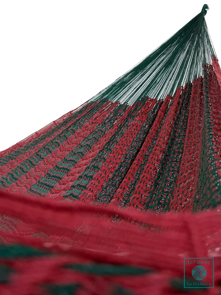 Interior de hamaca Yucateca de hilo 18 de nylon verde y rojo vino mostrando el tejido y el brazo