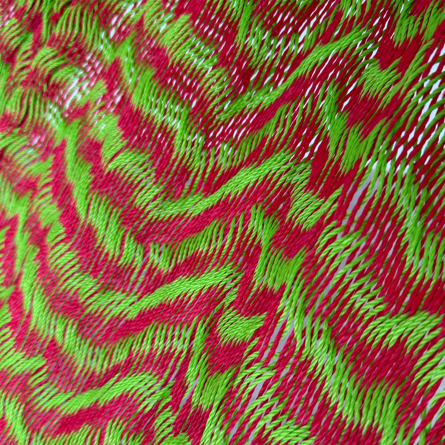 Detalle del tejido de hilo 18 de nylon de hamaca Yucateca artesanal verde y rojo