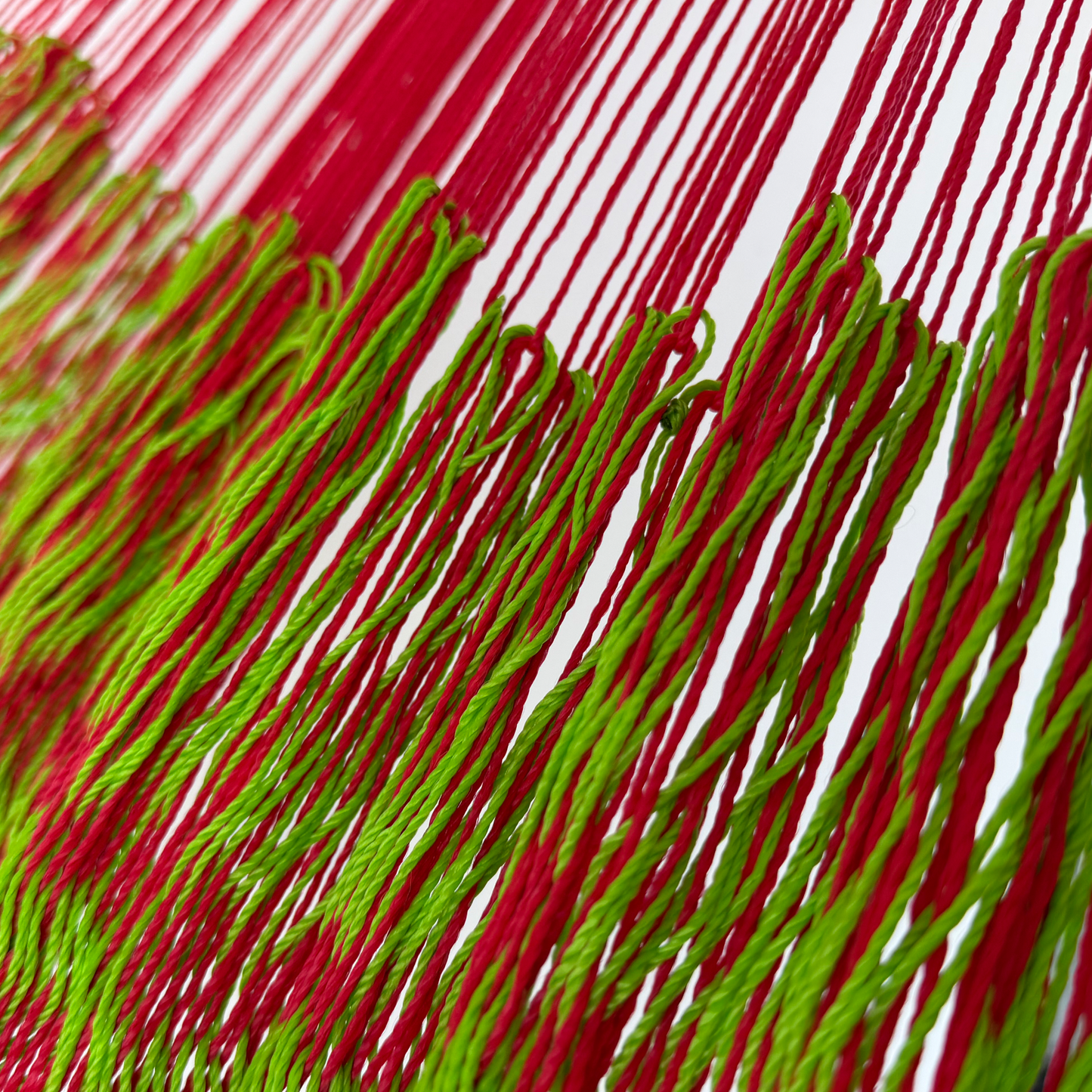 Unión entre el cuerpo y el brazo de hamaca Yucateca artesanal de hilo 18 de nylon verde y rojo