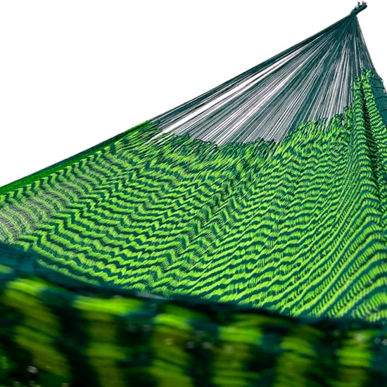 Interior de hamaca Yucateca de hilo 18 de nylon verdes mostrando el tejido y el brazo