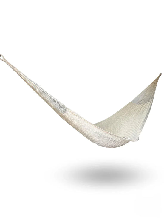 Hamaca Yucateca artesanal de hilo grueso de nylon color beige colgada y abierta, ideal para uso en interiores o exteriores