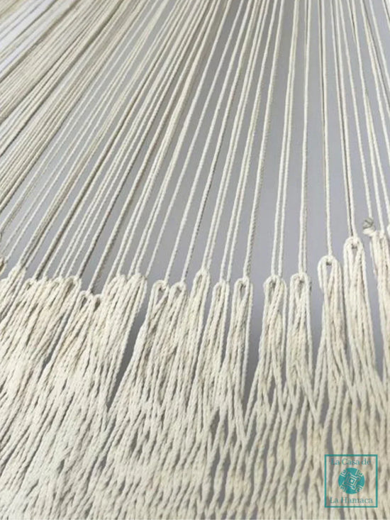 Detalle de la unión entre el cuerpo y el brazo de la hamaca Yucateca artesanal de hilo grueso de nylon color beige