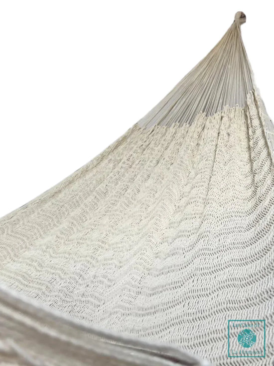 Interior de la hamaca Yucateca artesanal de hilo grueso de nylon color beige, mostrando el tejido y el brazo completo