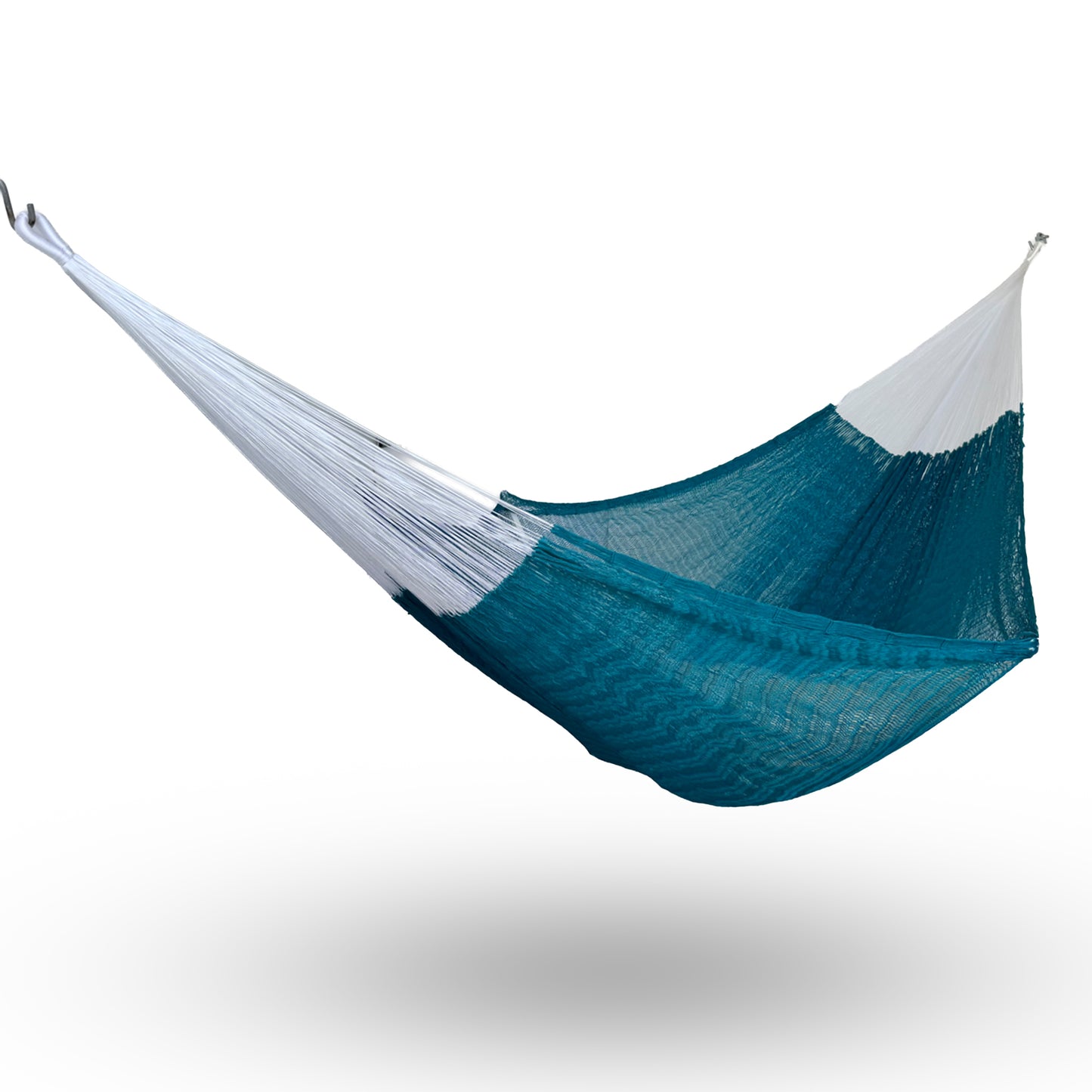 Hamaca Yucateca artesanal de nylon color azul petróleo colgada y abierta