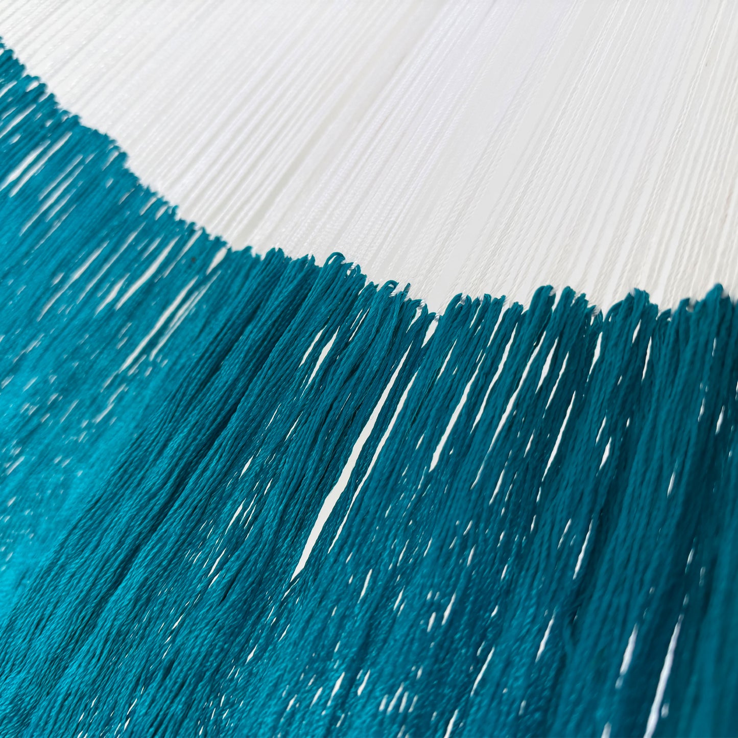 Unión entre el cuerpo y el brazo de hamaca Yucateca artesanal de nylon azul petróleo