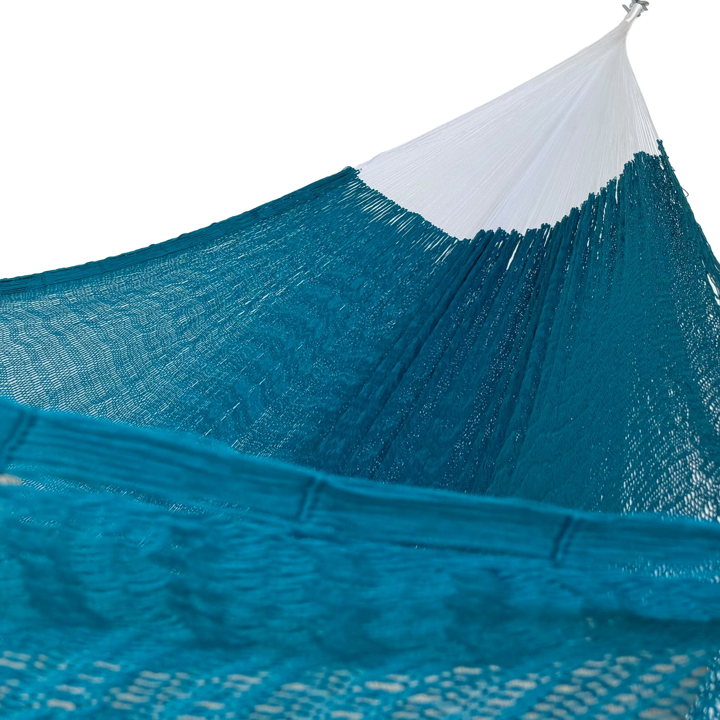 Interior de hamaca Yucateca de nylon azul petróleo mostrando el tejido y el brazo