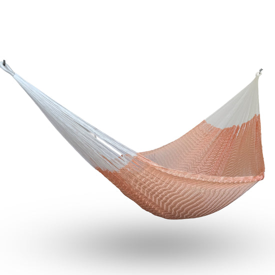 Hamaca Yucateca artesanal de nylon color coral colgada y abierta