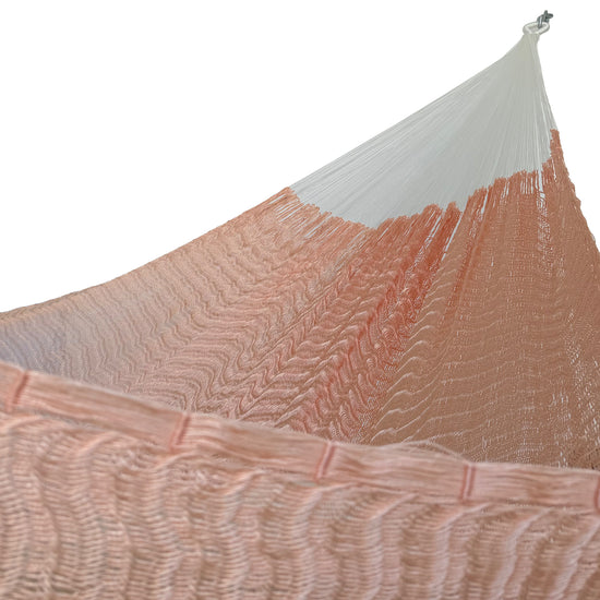 Interior de hamaca Yucateca de nylon coral mostrando el tejido y el brazo