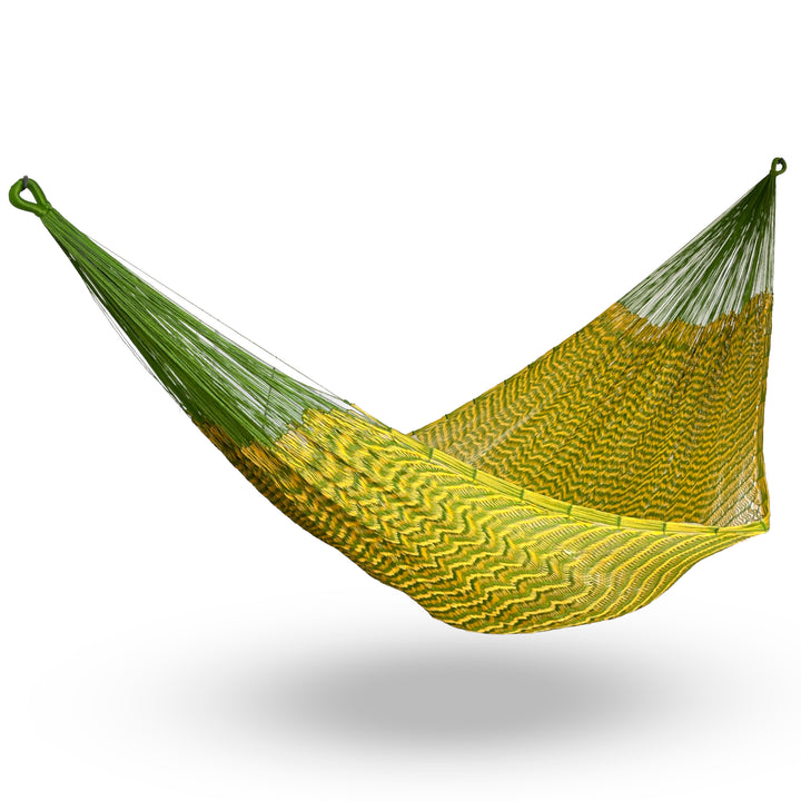 Hamaca Yucateca artesanal de nylon hilo 18 color amarillo colgada y abierta