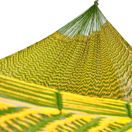 Interior mostrando brazo y tejido de hamaca Yucateca artesanal de nylon hilo 18 color amarillo