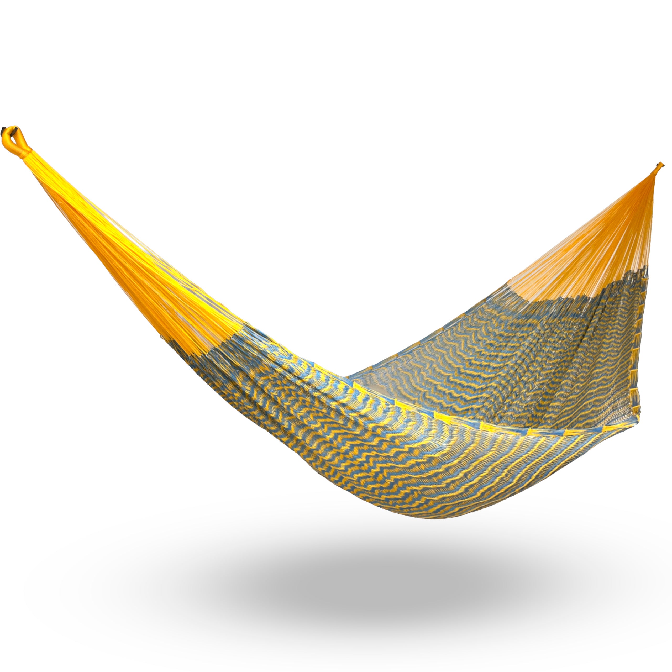 Hamaca Yucateca artesanal de nylon hilo 18 color amarillo y azul colgada y abierta
