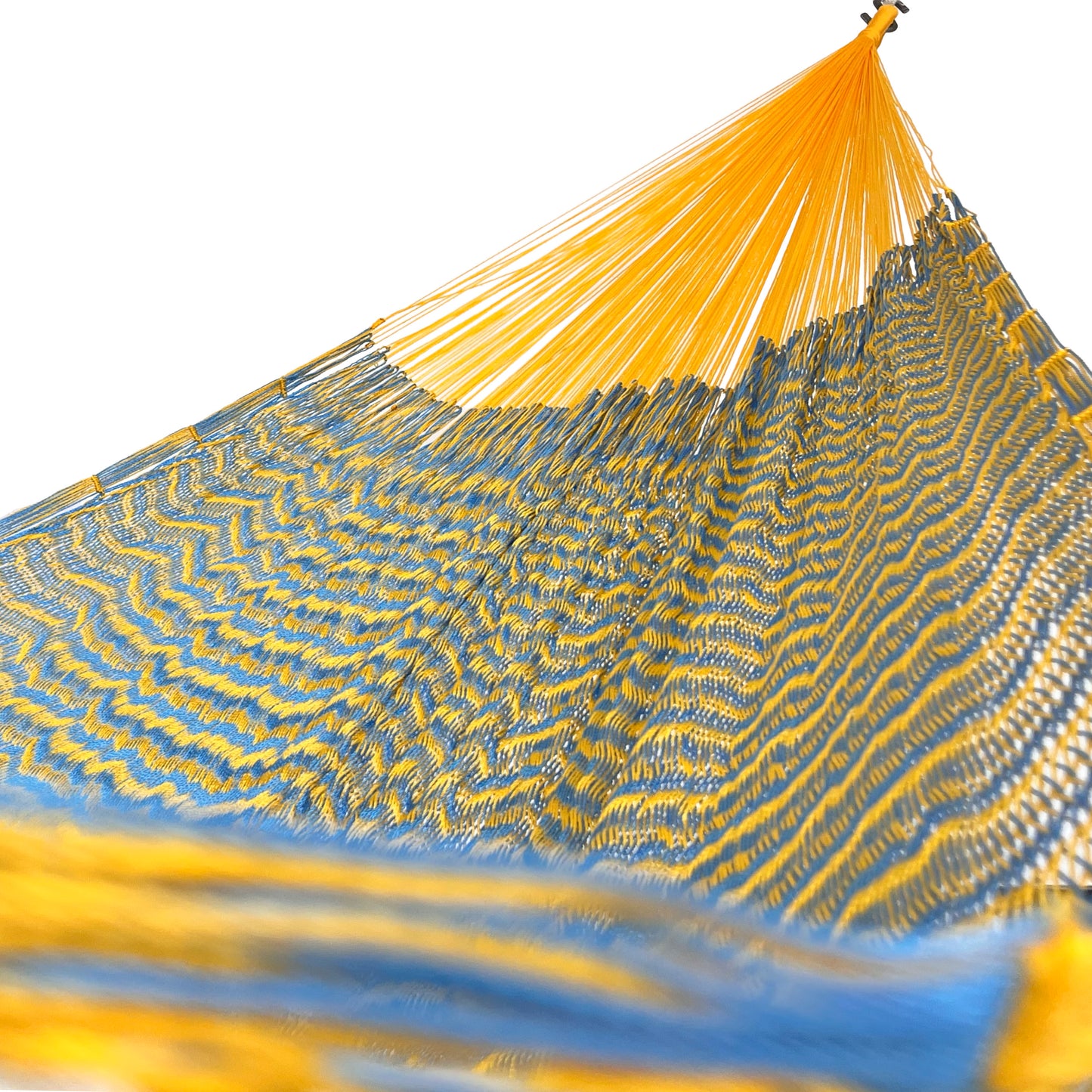 Interior mostrando brazo y tejido de hamaca Yucateca artesanal de nylon hilo 18 color amarillo y azul