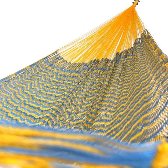 Interior mostrando brazo y tejido de hamaca Yucateca artesanal de nylon hilo 18 color amarillo y azul