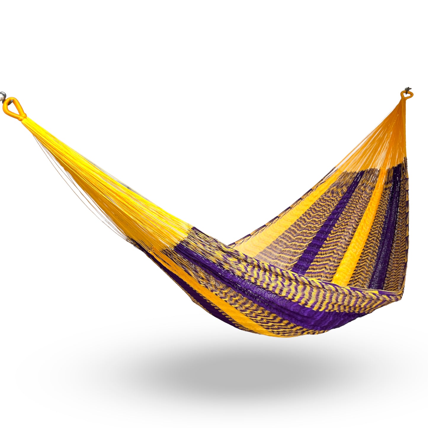 Hamaca Yucateca artesanal de nylon hilo 18 color amarillo y morado colgada y abierta