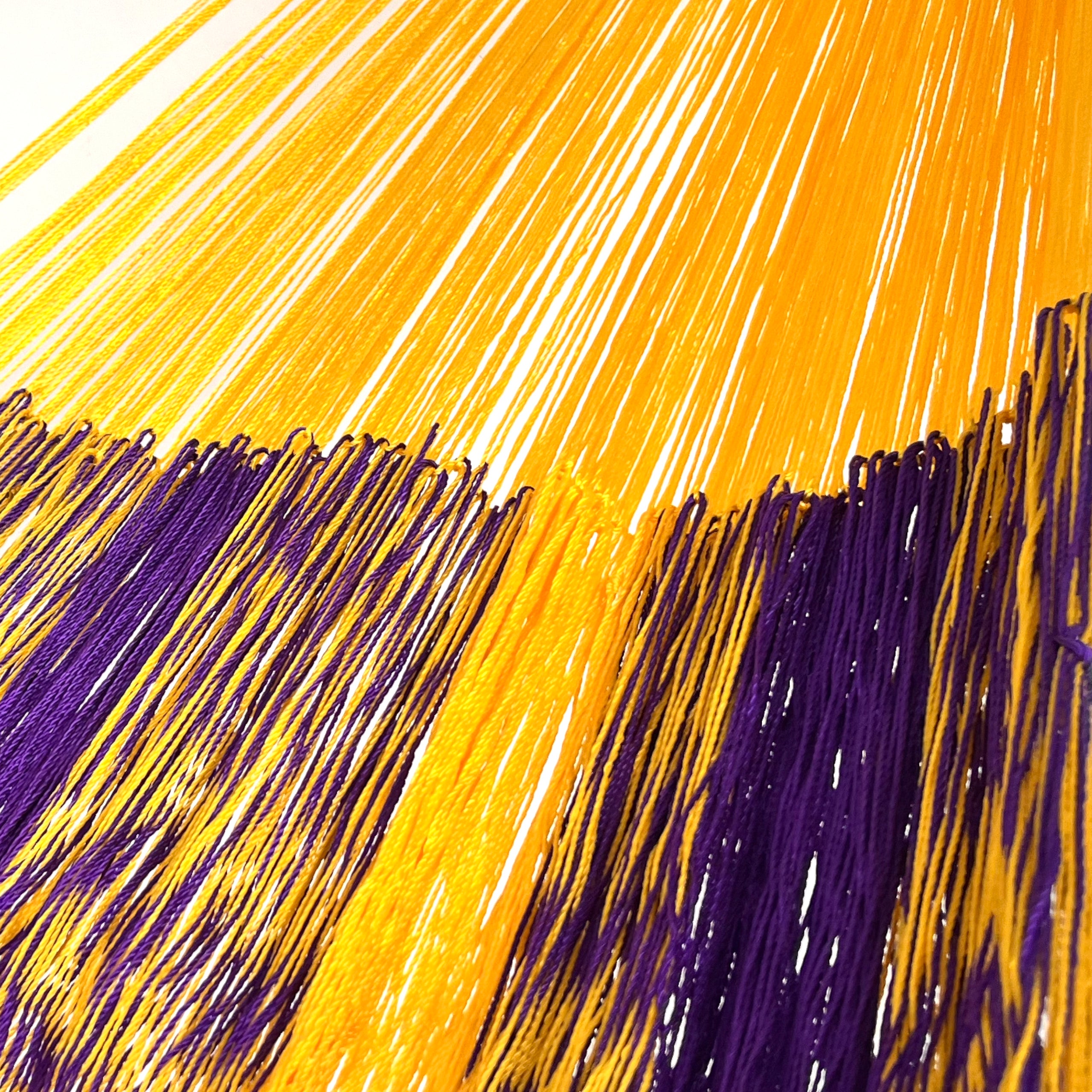 Unión entre cuerpo y brazo de hamaca Yucateca artesanal de nylon hilo 18 color amarillo y morado