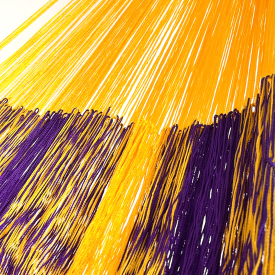 Unión entre cuerpo y brazo de hamaca Yucateca artesanal de nylon hilo 18 color amarillo y morado